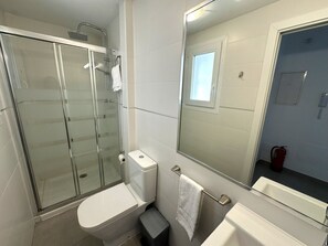 Dusj, hårføner og håndklær