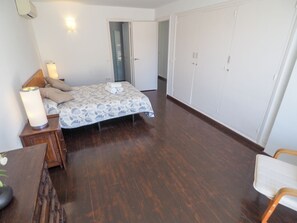 3 soverom, safe på rommet, strykejern/-brett og reiseseng for barn