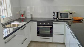 Een koelkast, een magnetron, een oven, een vaatwasser