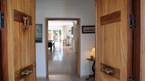 A hallway with wooden doors, a lamp, and a framed picture on the wall. - Nerja Paradise Rentals - Villa Almassora (Nerja)
