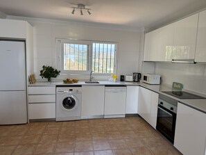 Fridge, microwave, oven, coffee/tea maker - Nerja Paradise Rentals - Villa Alminares (Nerja)