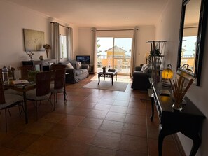 Fernseher, Tischtennisplatte