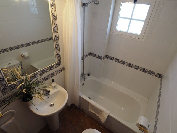 Badewanne, Haartrockner, Handtücher