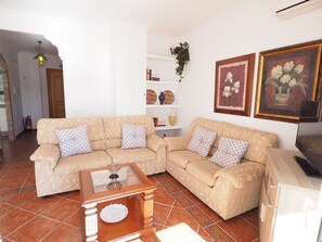 TV - Nerja Paradise Rentals - Villa Buganvilla (Nerja)