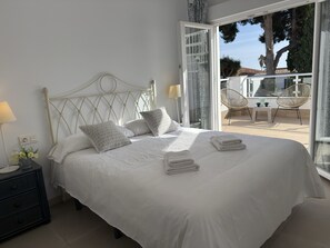 3 bedrooms, in-room safe, iron/ironing board, travel cot - Nerja Paradise Rentals - Villa Suero (Nerja)