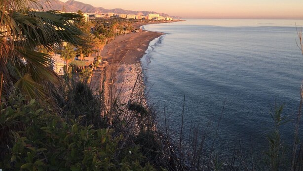 A coastal view with a beach, palm trees, and a cityscape in the background. - Nerja Paradise Rentals - Villa Los Girasoles (Nerja)