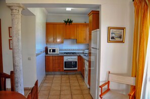 Fridge, microwave, oven, coffee/tea maker