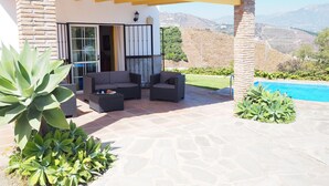 A patio with outdoor furniture, a pool, and a view of the mountains. - Nerja Paradise Rentals - Villa Los Girasoles (Nerja)