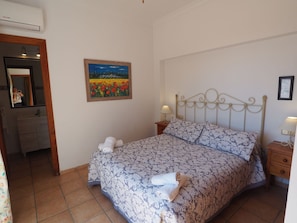3 bedrooms, in-room safe, iron/ironing board, travel cot