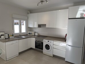 Fridge, microwave, oven, dishwasher - Nerja Paradise Rentals - Villa Valeria (Nerja)