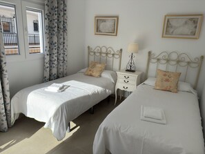 3 chambres, coffre-fort, fer et planche à repasser, lit de bébé portatif