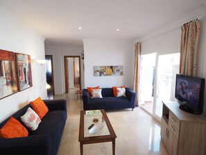 Tv, dvd-spelare och ett bordtennisbord