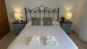 3 عدّة غرف نوم وخزنة داخل الغرفة ومكواة/لوح كي وسرير سفر