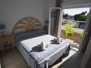 7 Schlafzimmer, Zimmersafe, Bügeleisen/Bügelbrett, Reisekinderbett