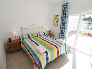 3 bedrooms, in-room safe, iron/ironing board, travel cot