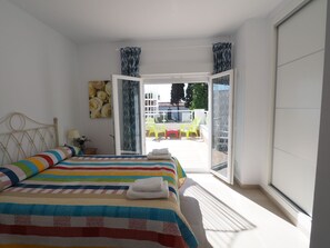 3 bedrooms, in-room safe, iron/ironing board, travel cot