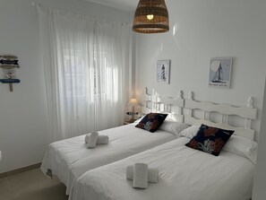 3 間睡房、房內夾萬、熨斗/熨衫板、可攜式嬰兒床