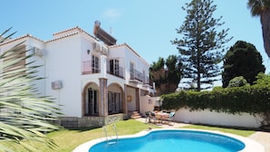 A two-story house with a swimming pool, outdoor furniture, and a well-maintained lawn. - Nerja Paradise Rentals - Villa Victoria (Nerja)