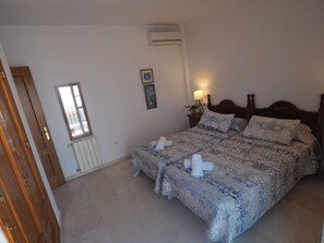 4 bedrooms, in-room safe, iron/ironing board, travel cot - Nerja Paradise Rentals - Villa Victoria (Nerja)
