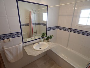 Baignoire, séchoir à cheveux, bidet, serviettes fournies