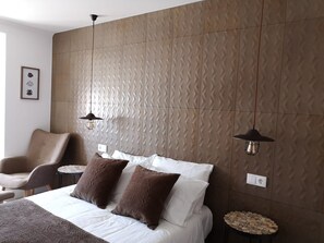 Double Room, Balcony | Minibar, individually decorated, desk, laptop workspace - Guilhim Guest House (Nazaré)