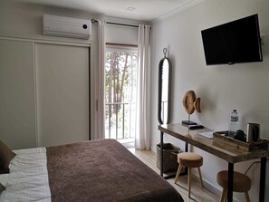 Quarto casal standard | Frigobar, individualmente decorados, escrivaninha