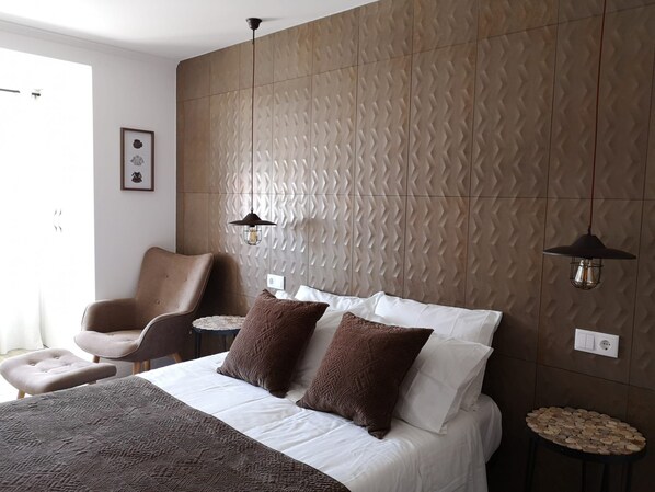 Double Room, Balcony | Minibar, individually decorated, desk, laptop workspace - Guilhim Guest House (Nazaré)