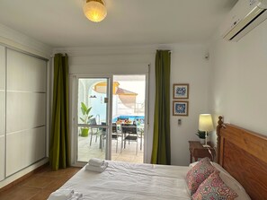 2 quartos, cofres nos quartos, ferros/tábuas de passar roupa