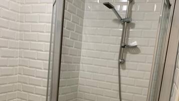 Apartment | Bathroom | Shower, hair dryer, towels, toilet paper