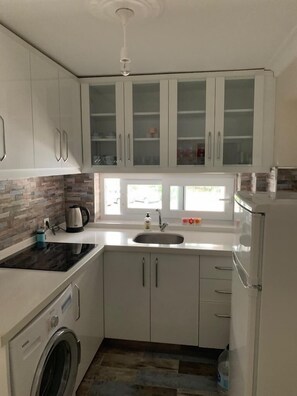 Apartment | Private kitchen | Full-size fridge, oven, stovetop, electric kettle