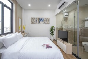 開放式客房 | 浴室 | 淋浴設備、免費盥洗用品、吹風機、拖鞋