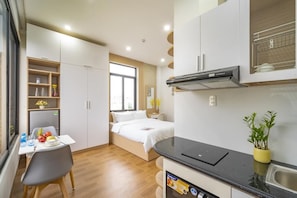電冰箱、微波爐、爐台、電熱水壺