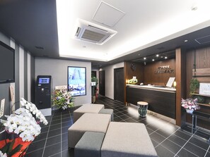 Lobby sitting area - Hotel Livemax Asakusa Ekimae (Tokyo)
