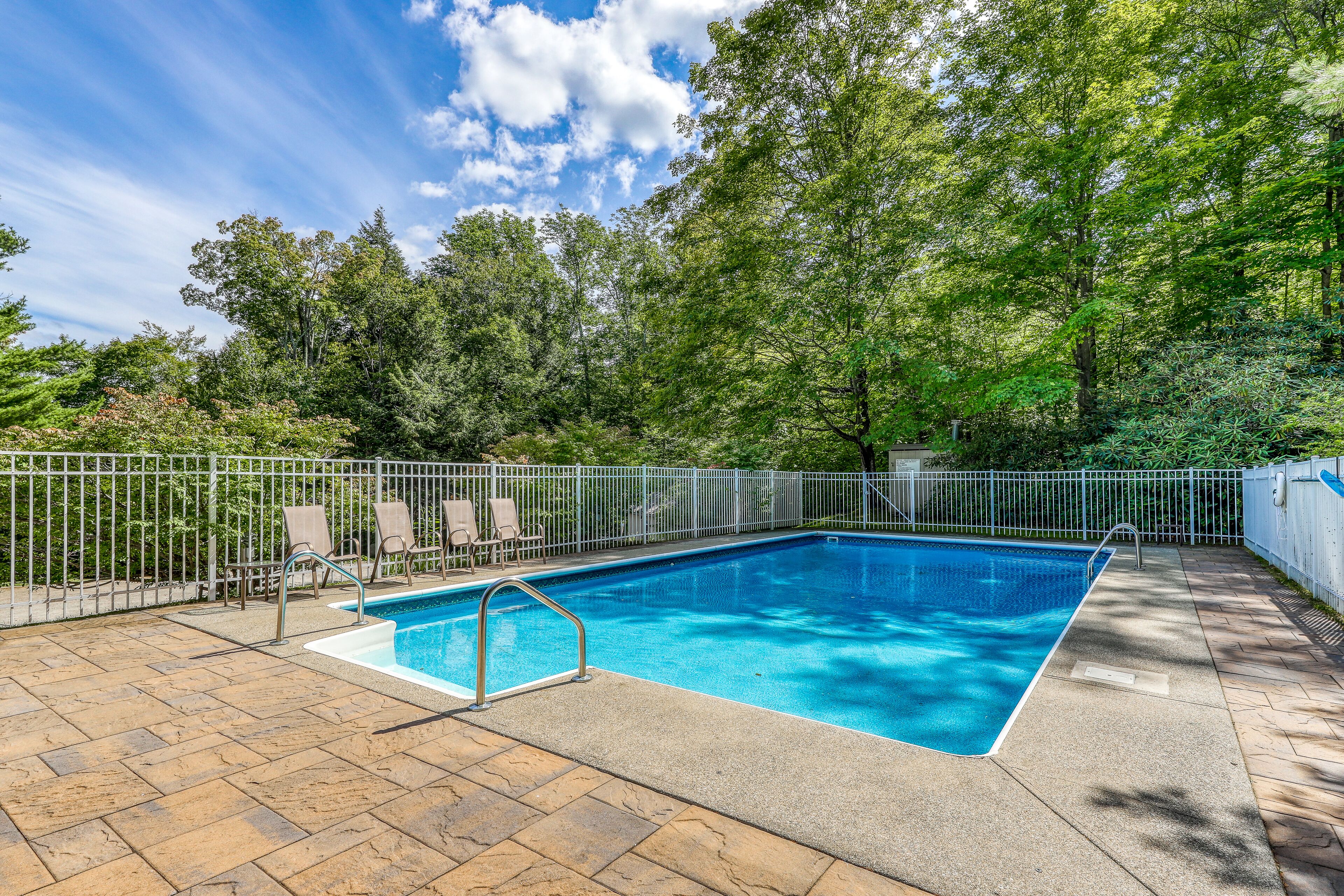Walk to lifts condo near Sugarbush Resort at Mt. Ellen with pool