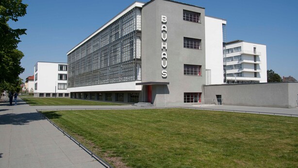 Un bâtiment moderne doté d’une grande façade vitrée et d’une enseigne « BAUHAUS » bien visible.