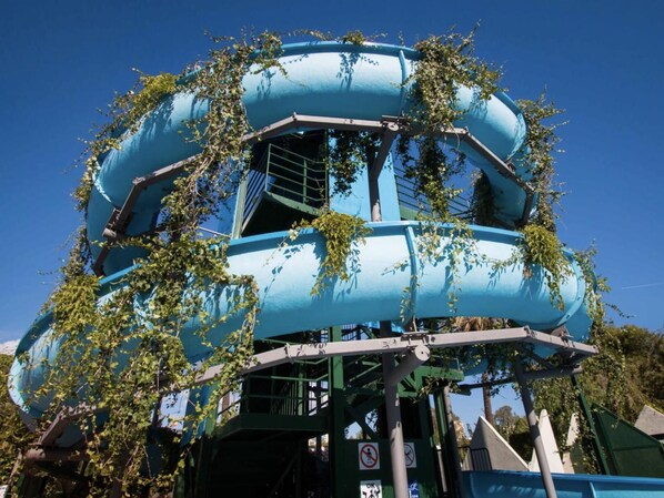 Una torre de agua de varios niveles cubierta de hiedra.