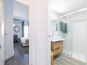 SĂšche-cheveux, serviettes fournies, papier toilette