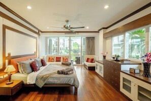 2 soverom, safe på rommet, strykejern/-brett og reiseseng for barn