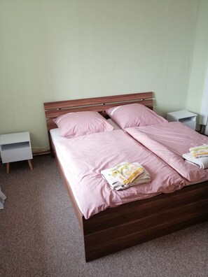 Kamar Twin, kamar mandi umum | Meja kerja, tempat tidur bayi gratis, Wi-Fi gratis, dan seprai linen