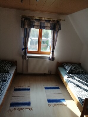 Kamar Twin, kamar mandi umum | Meja kerja, tempat tidur bayi gratis, Wi-Fi gratis, dan seprai linen