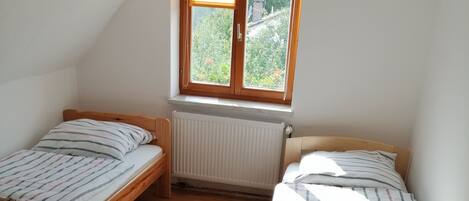 Zweibettzimmer, Gemeinschaftsbad | Schreibtisch, kostenlose Babybetten, kostenloses WLAN, Bettwäsche