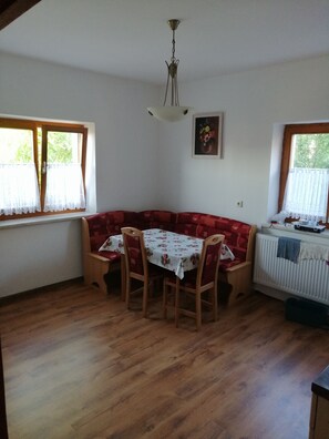 Lemari es di ruangan bersama dan microwave di ruangan umum