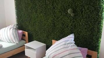 Escritorio, cunas gratuitas, wifi gratis y ropa de cama