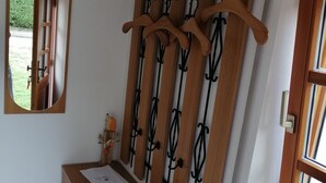 A bathroom with a wooden vanity, a mirror, and a towel rack. - Pension Karolingerweg (Lauterhofen)