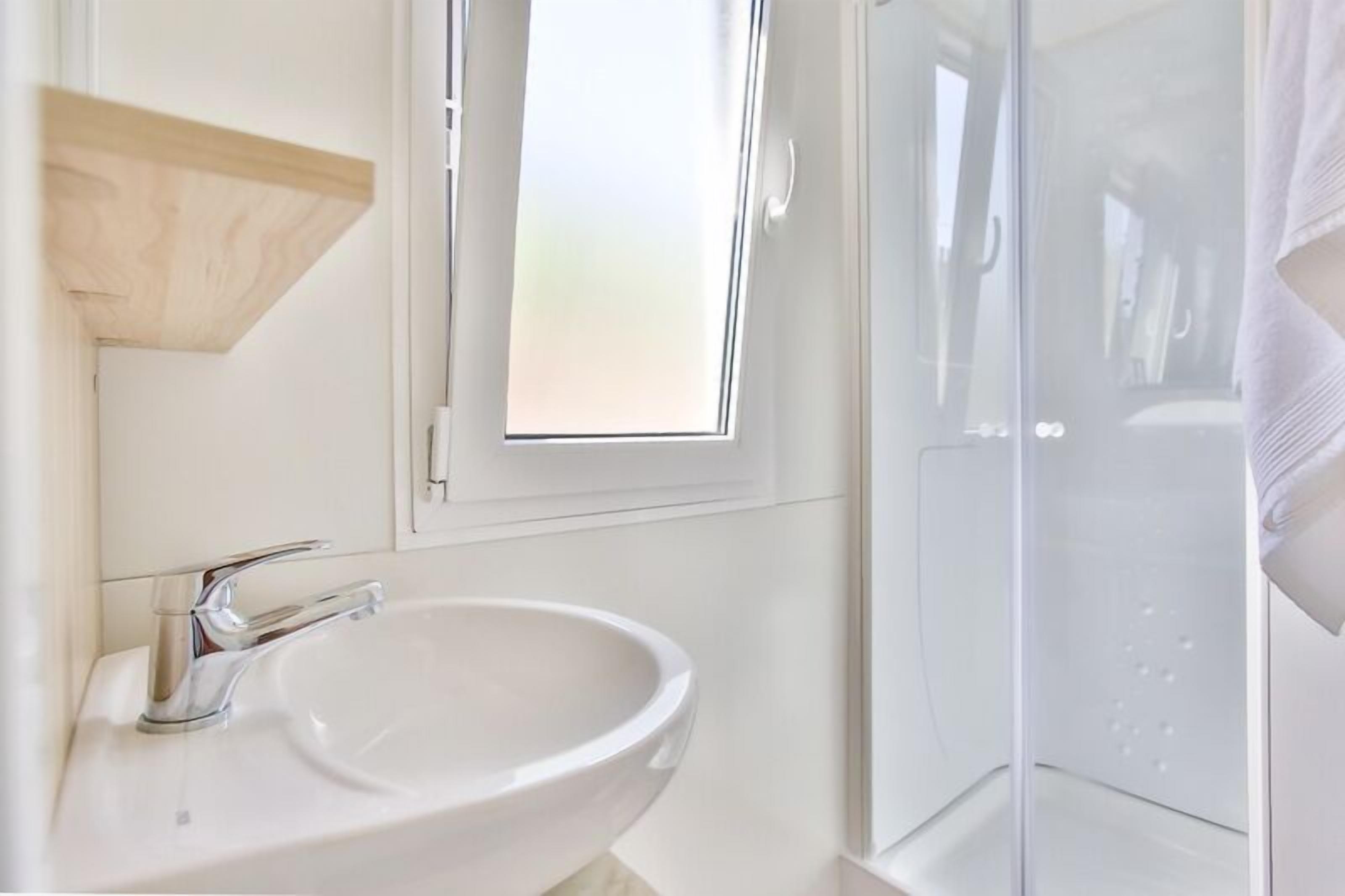 Mobile Home | Bathroom | Shower, hair dryer, towels, soap