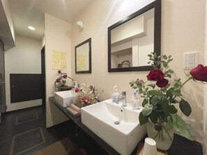 مستلزمات مجانية للعناية الشخصية، خف للقدمين، مناشف