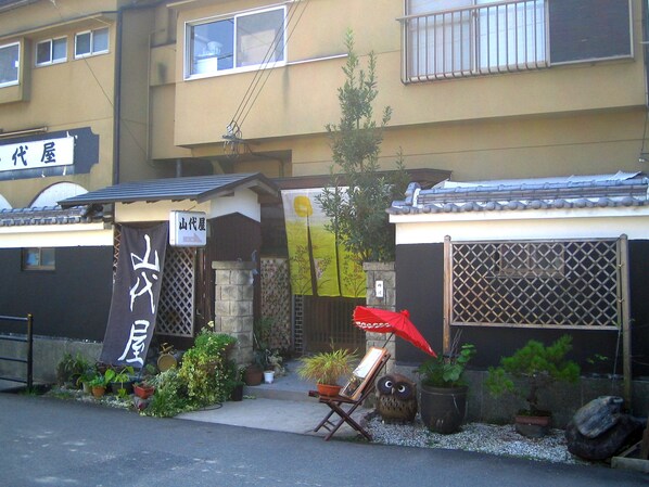 المنشأة من الخارج