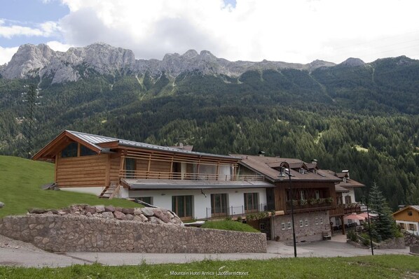 Vista frontal de la propiedad