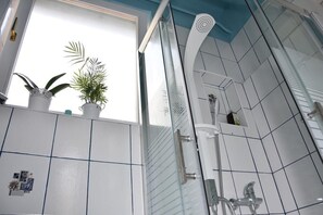 Huoneisto | Kylpyhuone | Ilmaiset hygieniatuotteet, hiustenkuivaaja, pyyhkeet, saippua