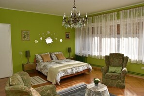 Huoneisto | 2 makuuhuonetta, pimennysverhot, silitysrauta/-lauta